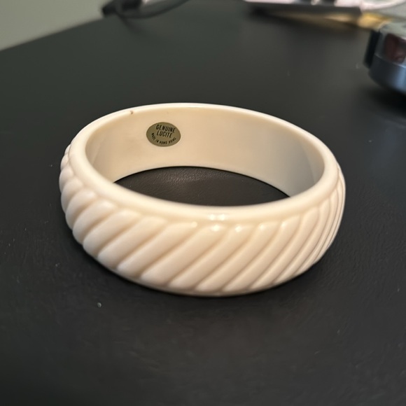 Vintage Plastic Bangle Bracelet, White, Scalloped, Genuine Lucite, Retro, Boho - Picture 5 of 9